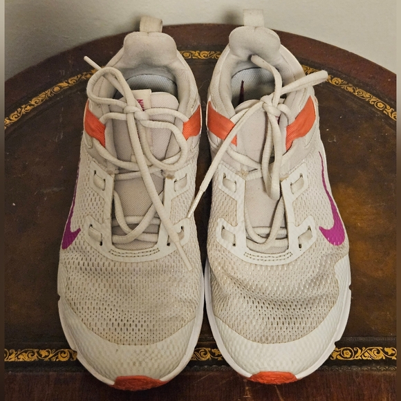 Nike Women's Legend Essential Vast Grey Fire Pink Size 6.5 CD0212 005 - Picture 4 of 10